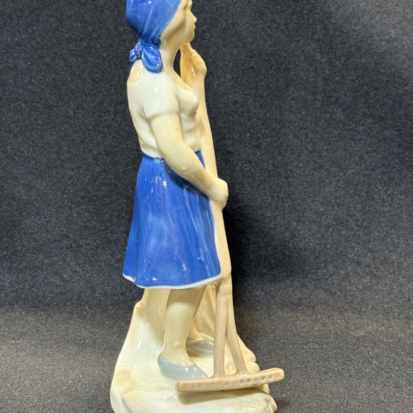 Carl Schneiders Farm Woman w Broom 21927 Porcelain Figurine Germany 1950's Rare - Picture 5 of 7